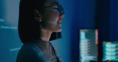 Yetişkin bir grup yetişkin Asya kadın yazılım geliştiricisi akıl hocası yönetici yönetici strateji planından yönetici yazma programı AI bot IT uygulama programı göçebe, video oyunu, tasarımcı, veri merkezi. Slayt gösterisi kodu yansıtılıyor.