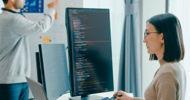 Grup yetişkin Asya erkek yazılım geliştiricileri akıl hocası lider yönetici yönetici yönetici strateji planından yönetici yazılım AI bot uygulaması Nomad, video oyunu, veri merkezi. Beyaz tahta slayt gösterisi kodu.