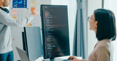 Grup yetişkin Asya erkek yazılım geliştiricileri akıl hocası lider yönetici yönetici yönetici strateji planından yönetici yazılım AI bot uygulaması Nomad, video oyunu, veri merkezi. Beyaz tahta slayt gösterisi kodu.