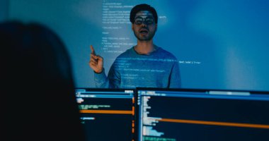 Grup yetişkin Asya erkek yazılım geliştiricileri akıl hocası lider strateji planından yönetici yazılımına kadar AI bot IT uygulama programı göçebe, video oyunu, tasarımcı, veri merkezi. Slayt gösterisi kodu yansıtılıyor.