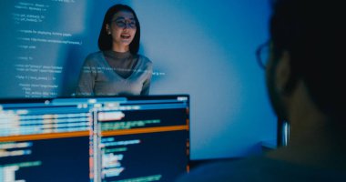 Yetişkin bir grup yetişkin Asya kadın yazılım geliştiricisi akıl hocası yönetici yönetici strateji planından yönetici yazma programı AI bot IT uygulama programı göçebe, video oyunu, tasarımcı, veri merkezi. Slayt gösterisi kodu yansıtılıyor.