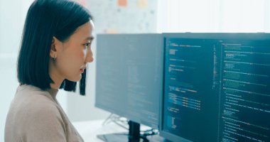 Genç yetişkin Asya kadın serbest yazma komut AI bot IT uygulama akıllı program göçebe, video oyunu, kodlama dili, kullanıcı arayüzü, tasarımcı, masaüstü bilgisayar büyük veri merkezi.