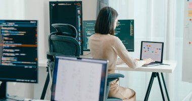 Genç yetişkin Asya kadın bağımsız gözlük yazma komut AI bot IT uygulama akıllı program göçebe, video oyunu, kodlama, kullanıcı arayüzü, tasarımcı, masaüstü bilgisayar büyük veri merkezi.