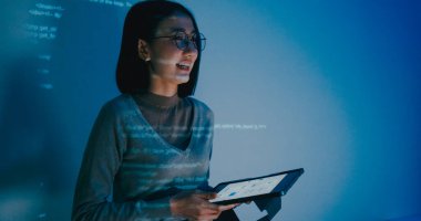 Yetişkin bir grup yetişkin Asya kadın yazılım geliştiricisi akıl hocası yönetici yönetici strateji planından yönetici yazma programı AI bot IT uygulama programı göçebe, video oyunu, tasarımcı, veri merkezi. Slayt gösterisi kodu yansıtılıyor.