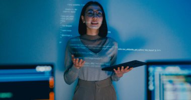 Yetişkin bir grup yetişkin Asya kadın yazılım geliştiricisi akıl hocası yönetici yönetici strateji planından yönetici yazma programı AI bot IT uygulama programı göçebe, video oyunu, tasarımcı, veri merkezi. Slayt gösterisi kodu yansıtılıyor.