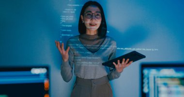 Yetişkin bir grup yetişkin Asya kadın yazılım geliştiricisi akıl hocası yönetici yönetici strateji planından yönetici yazma programı AI bot IT uygulama programı göçebe, video oyunu, tasarımcı, veri merkezi. Slayt gösterisi kodu yansıtılıyor.