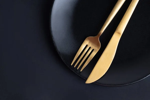 Golden Cutlery Plate Dark Background Closeup Eating Concept — Stock Photo, Image