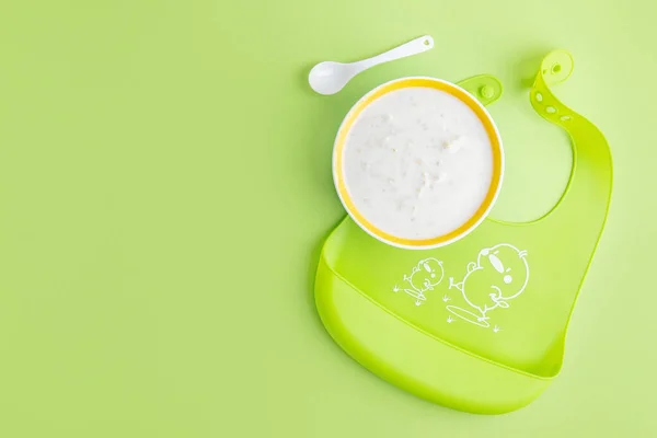Baby Porridge Cutlery Green Background Baby Food Concept – stockfoto