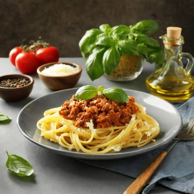 Tabakta taze İtalyan spagetti bolonezi. Yapay zeka üretici illüstrasyon