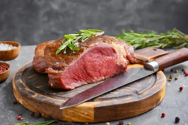 Verse Biefstuk Klaar Voor Het Koken Snijplank Met Mes Sluitingsdatum — Stockfoto