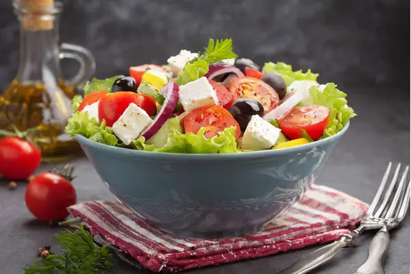 Chutný Řecký Salát Zeleninou Feta Podávaný Misce Stock Obrázky