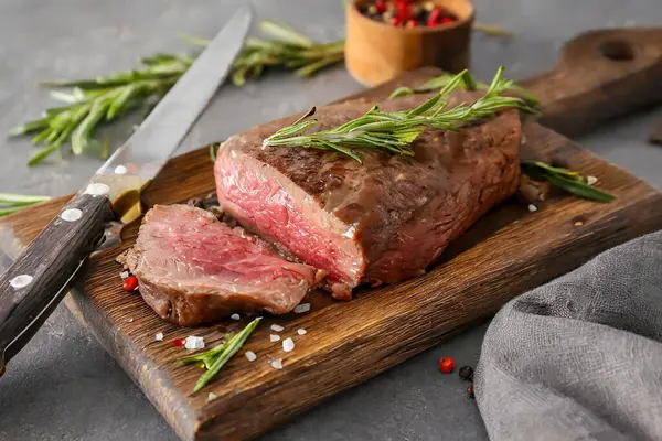 Čerstvý Steak Připravený Vaření Řezací Desce Nožem Closeup Royalty Free Stock Fotografie
