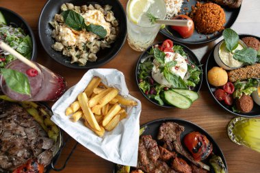 Patates kızartmalı çıtır sandviç. Öğle yemeği ya da paket servis için mükemmel.