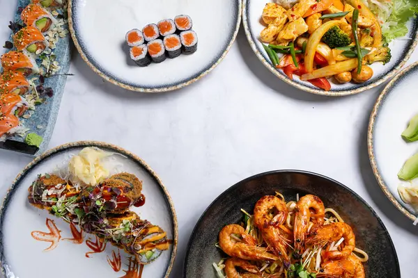 Taze suşi, erişte ve fotokopi alanı olan Asya yemekleri.