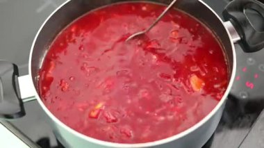 Çorba ya da güveç için evde sebze kızartan bir kadın. Sıcak, gerçek, ev yapımı yemek.