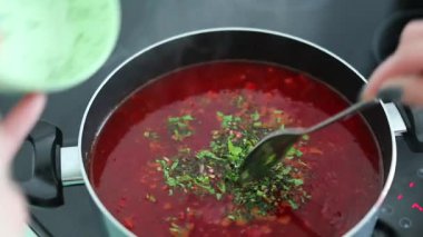 Çorba ya da güveç için evde sebze kızartan bir kadın. Sıcak, gerçek, ev yapımı yemek.