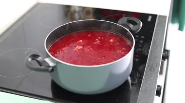 Çorba ya da güveç için evde sebze kızartan bir kadın. Sıcak, gerçek, ev yapımı yemek.