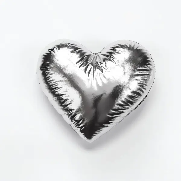 Μεταλλικό Φύλλο Μπαλονιού Σχήμα Καρδιάς Απομονωμένο Λευκό Φόντο — Φωτογραφία Αρχείου