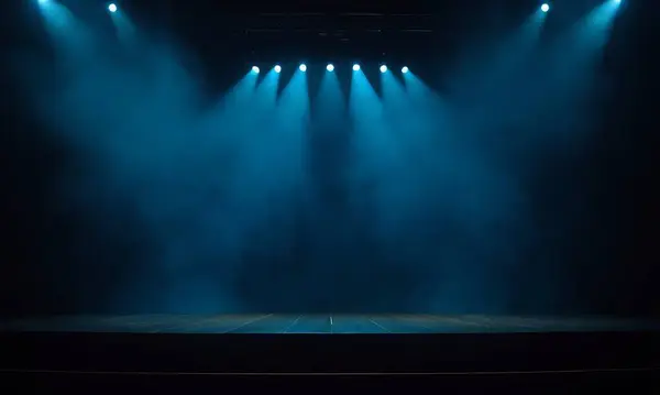 Konser için boş sahne, tiyatro ya da gösteri, spot ışıklarıyla gösteri