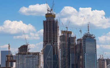 Riyad, Suudi Arabistan, KSA - 18 Haziran 2013 Riyad 'ın yeni Kral Abdullah Finans Bölgesi' nde gökyüzü bulutlu binalar inşa ediliyor