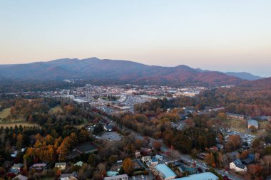 İnsansız hava aracından sonbahar manzarası