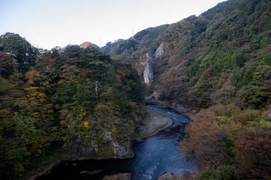 Şelaleli Japonya 'da sonbahar..