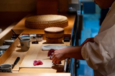 Japon şef suşi restoranda.