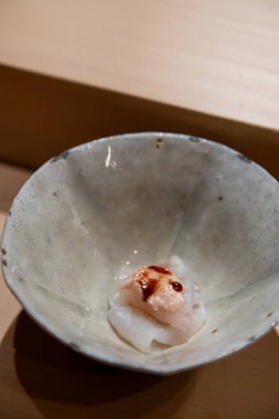 Somon, yılan balığı ve ton balıklı geleneksel Japon suşisi.