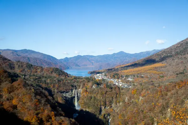 Dağlardaki nehirle güzel bir manzara.