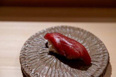 Japon suşi somon ile