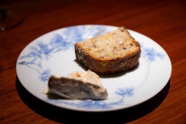 Masadaki tabakta bir parça ekmek