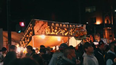 Piyasadaki insan kalabalığı.