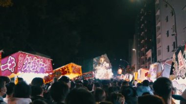 Piyasadaki insan kalabalığı.