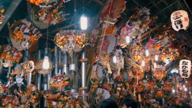 Piyasadaki insan kalabalığı.