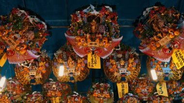 Piyasadaki insan kalabalığı.