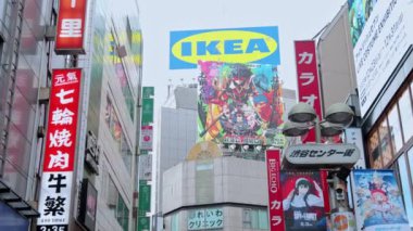 Tokyo, Japonya, Ağustos 26, 2017: Şehirde yürüyen ve yürüyen insanlar