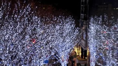 Şehirde gece yılbaşı ışıkları