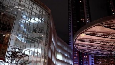 Gecenin bir yarısı binanın içinde.