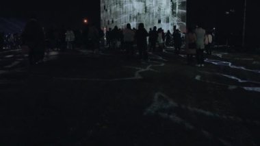 Konserdeki insanlar.