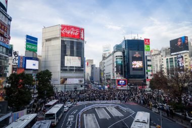 Tokyo, Japonya - Aralık 2018 Tokyo sokaklarında yürüyen turistler..