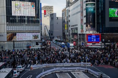 Kalabalık Japonya 'da yaya geçidinde yürüyor.