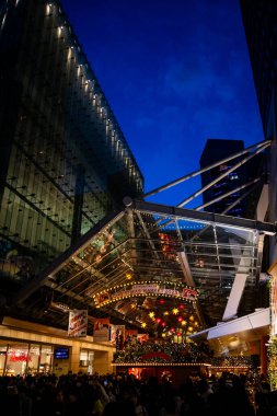 Tokyo, Japonya - 22 Aralık 1 9: Tokyo 'daki Shibuya bölgesinde Noel ağacı