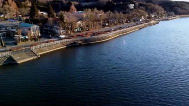 Dağlardaki gölün havadan görünüşü