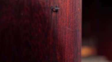 Bahçedeki ahşap masa