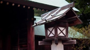 Kırmızı saplı ahşap ev