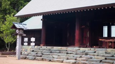 Arka plandaki en ünlü simge olan şehrin kutsal Buda tapınağı.