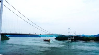 Çin şehrinde köprü.