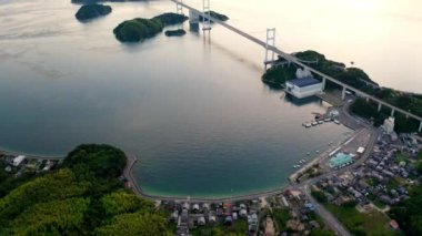 Tayland 'ın kuzeyindeki en kirli sanayi köprüsünün adasındaki köprü..