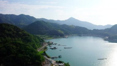 İsrail 'in kuzeyindeki Akdeniz adası ile deniz manzarası.