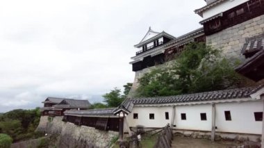 Bir sürü insanla dolu eski bir kale duvarı.